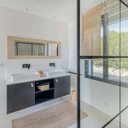 Classée 4 étoiles , Vue , Piscine, Clim, Parking